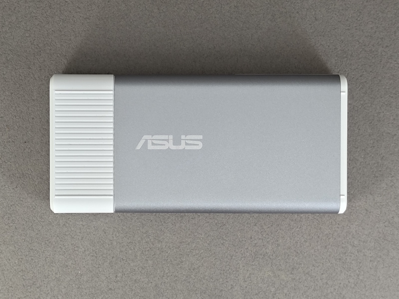 華碩 ASUS UGen300 USB AI 加速器，搭載 Hailo-10H，8 GB LPDDR4，USB 3.1 Gen2 (10Gbps)